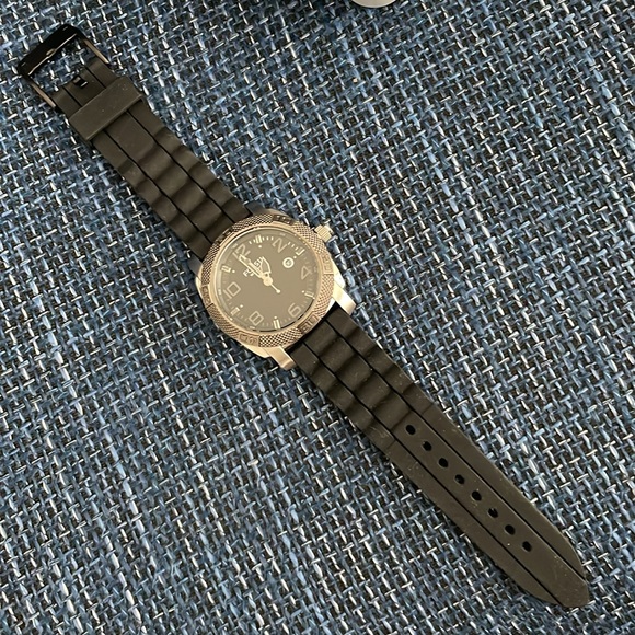 Fossil watch black silicon band men’s or women’s with tin box - Picture 4 of 10